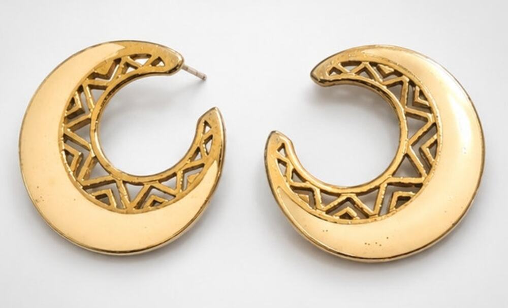 Vintage‎ Pierced Earrings Cream Enamel Gold-tone Filigree Crescent Moon wp-4